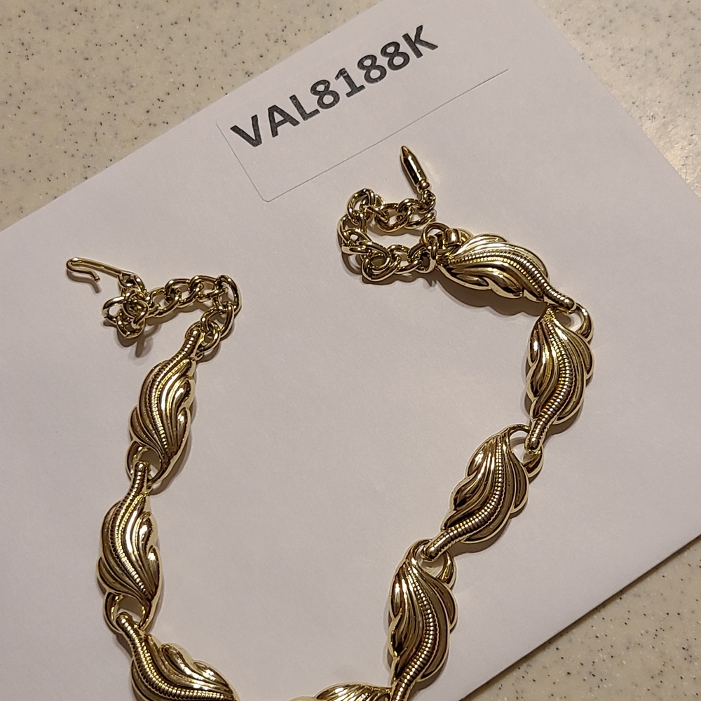 Vintage gold tone necklace - Picture 14 of 15